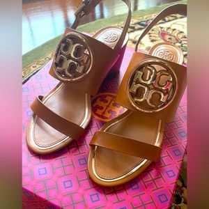 Gorgeous wedge, gold color metal and tan color veg leather. fit to size 6 & 6.5